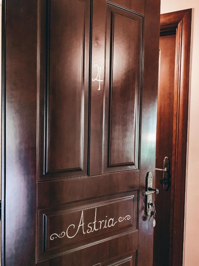 Elena Guesthouse กาลัมปากา ภายนอก รูปภาพ
